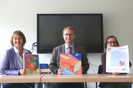 Bildungsdezernent Dr. Jens Mischak (Mitte), Monika Schenker und Karin Gröger (Leitung der Volkshochschule) in den neuen Seminarräumen im Gebäude der Schule an der Wascherde in Lauterbach: Zum vierten Mal wurde die VHS ausgezeichnet als „Bildungseinrichtung auf hohem Niveau“ (Foto: Gaby Richter)