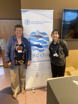 Iris Ziegler mit der Delegierten aus Japan bei der Jahrestagung der IOTC auf La Reunion.jpg