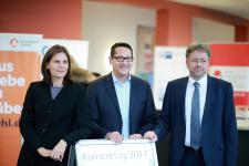 v.l.: FH-Präsidentin M. Helbig, GF IHK L. Schöning und Vizepräsident Uni St. Fischer (Bilder: FH Lübeck)