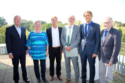 Verabschiedung in den Ruhestand: Hochschulpräsident Andreas Bertram (2. v. re) mit den nun ehemaligen Kolleginnen und Kollegen