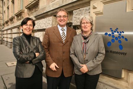 Stellten im Haus der Region die Ergebnisse der Jury über die Vergabe der Mittel aus dem Fonds "Miteinander-Gemeinsam für Integration" vor: Jury-Mitglied Ute von Wrangell (l), Regionspräsident H.Jagau und S.Naß (r),ebenfalls Mitglied der sechsköpfigen Jury