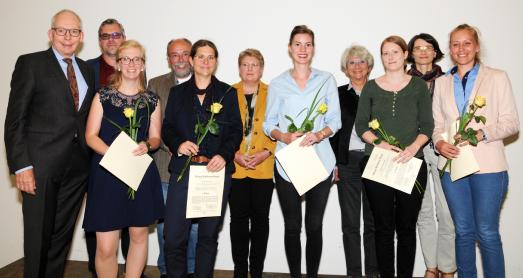 Nachhaltig erfolgreich: Die Preisträgerinnen freuen sich mit ihren Betreuerinnen und Betreuern sowie den beiden Juroren, Prof. Dr. Burkhard Huch (1. von links) und Prof. Dr. Dorothee Straka (2. von rechts) über die Auszeichnung / Foto: Hochschule Osnabrück