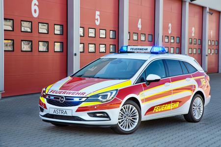 Schnell vor Ort: Der neue Opel Astra Sports Tourer steht auf der RETTmobil 2016 erstmals als Feuerwehr-Kommandowagen