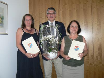 Landrat Manfred Görig verabschiedet die langjährige Gleichstellungsbeauftragte Magdalena Pitzer (rechts) aus dem Amt und dankt für Ihr großes Engagement. Ihre Nachfolgerin ist die Kreisbeigeordnete Stephanie Kötschau (links) (Foto: Sabine Galle-Schäfer, Vogelsbergkreis)