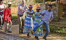 Begegnungen am Wegesrand – wie hier mit Dorfbewohnern im südlichen Afrika – machen eine Reise unvergesslich