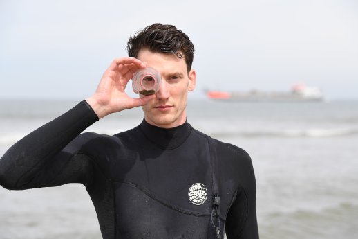 Chris mit Flasche 2.JPG