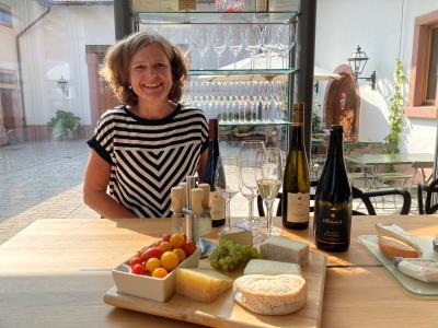 Sommelière Susanne Lang; Wein-Käse-Degustation online@HOME