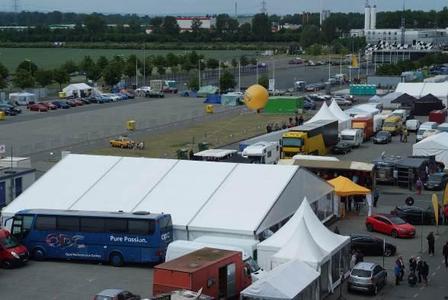 Fällt auf: Der OPC Bus ist die Kommandozentrale hinter dem 800 Quadratmeter großen Opel Zelt. Rund 68.000 Fans kamen hier vorbei