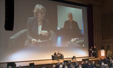 SWR-Moderatorin Ute Bruckner (links) im Gespräch mit Prof. Dr. Julian Nidda Rümelin (im mittleren Sessel); Prof. Dr. Andreas Schleicher (rechts oben) wurde per Videokonferenz zugeschaltet