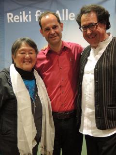 Oliver Drewes, Holistika Geschäftsführer, zusammen mit Filmproduzent René Vögtli (rechts) aus der Schweiz und Interviewpartnerin aus den USA, Phyllis Lee Furumoto (links), des ersten Conciliation Films.