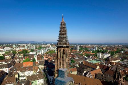 Der Turm des gotischen Münsters in Freiburg ist 116 Meter hoch. 329 Stufen führen zur obersten Plattform. Der Münsterbau war im 16. Jahrhundert beendet