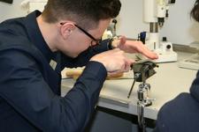 Bildunterschrift: Eric Scheunemann, früher selbst Schüler der Marion-Döhnhoff-Realschule, erlernt heute das Augenoptiker-Handwerk / Bild: Handwerkskammer Mannheim