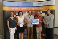 v.l.n.r.: Daniela Barth (Abteilungsleiterin Amt für Bildung und Betreuung, Familie, Jugend und Soziales der Stadt Sinsheim, Vizepräsident der Handwerkskammer Mannheim Rhein-Neckar-Odenwald Klaus Hofmann, Ursula Niehaus, Boris-Beauftragter Cornelius Schmid, Laudator Jürgen Ostrowski, Stellvertretender Schulleiter Carlo Geiger und Alexander Urban (Projektbüro Boris – Berufswahl-Siegel)(Bild: Handwerkskammer Mannheim)