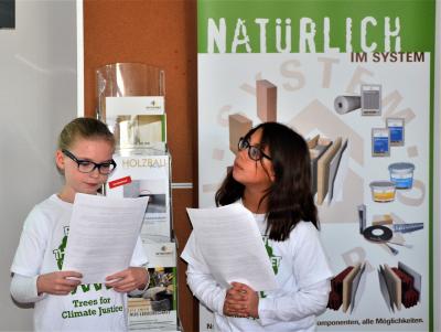 Für die Zukunft aller Kinder! Als Klimabotschafterinnen der weltweit aktiven Plant-for-the-Planet-Foundation (www.plant-for-the-planet.org) waren die Schülerinnen Helena (links) und Lara (rechts) zum Architekten-Workshop nach Aichach gekommen, um für Klimagerechtigkeit und eine (er-)lebenswerte Umwelt auf der Erde zu werben. Foto: Achim Zielke für INTHERMO, Ober-Ramstadt; www.inthermo.de (veröffentlicht mit freundlicher Genehmigung der Eltern von Helena und Lara)