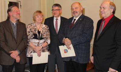 Die Preisträger des Vogelsberger Kulturförderpreises 2017 (von links): Walter Windisch-Laube und Bärbel Haltenhof (für die Alsfelder Kulturtage e.V.), Alexander Eifler und Norbert Ludwig. Der Vogelsberger Landrat Manfred Görig (Dritter von links) gratulierte herzlich. Foto: Erich Ruhl-Bady