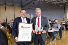 Martin Sättele (rechts) erhielt durch Präsident Klaus Hofmann (links) nicht nur die Stele der Handwerkskammer Mannheim Rhein-Neckar-Odenwald in Anerkennung für seinen jahrelangen Einsatz für das Handwerk, er wurde überdies zum Ehrenvizepräsidenten ernannt