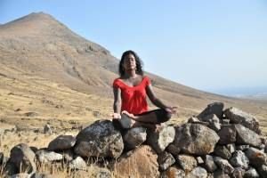 Yoga-Lehrerin S  Vallomtatayil auf Lanzarote klein.jpg