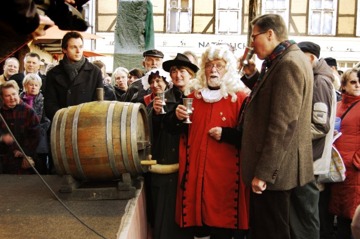 Anstich des Rotwein-Fasses auf dem Martenmarkt (c) STADTMARKETING GmbH Schwerin.JPG