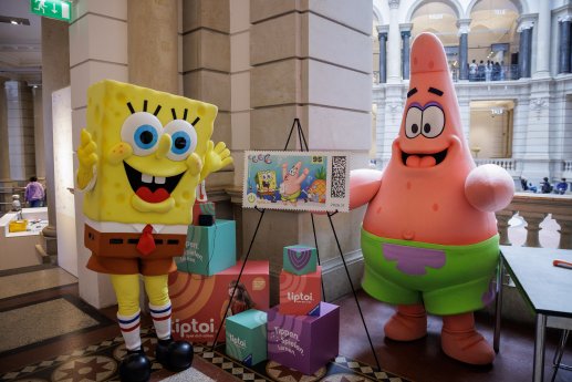 SpongeBob-Maskottchen-und-tiptoi-auf-Pressekonferenz.jpg
