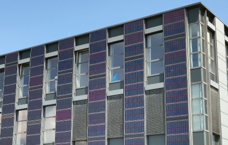 Die Schutz- und Nutzfunktion der vorgehängten hinterlüfteten Fassade kann um die Nutzfunktion der Energieerzeugung per Sonnenkraft erweitert werden.