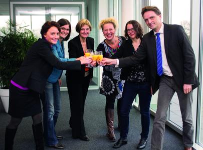 Stoßen auf den Erfolg der Hochschule Osnabrück beim Professorinnenprogramm II an (von links): Prof. Dr. Julia Oswald, Professorin für BWL, insbesondere Krankenhausfinanzierung, Katharina Knolle, Referentin im Gleichstellungsbüro, Prof. Dr. Elke Schweers, Professorin für Verfahrenstechnik, Bettina Charlotte Belker, Gleichstellungsbeauftragte der Hochschule, Prof. Dr. Johanna Schoppengerd, Professorin für Stadtplanung und Planungsrecht und Hochschul-Präsident Prof. Dr. Andreas Bertram