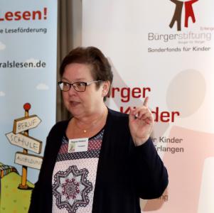 Regina Hüttner von MENTOR Lesespaß Coburg berichtete zum Projekt Lesepaten (Foto: HJKrieg, Erlangen)