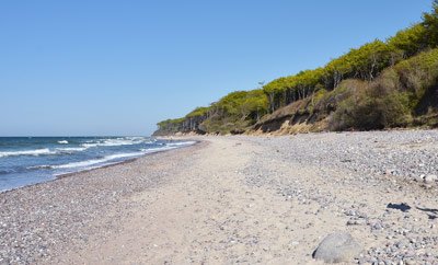 Sand_und_Kiesstrand_an_der_Ostseekueste.jpg