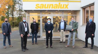 Vor zwei Wochen – also vor den verschärften Kontaktbegrenzungen aufgrund der Corona-Pandemie – bekam mit Saunalux der zweite Gewerbebetrieb Grebenhains einen Glasfaserhausanschluss. Unser Foto zeigt von links: Bereichsleiter Rainer Staar, Landrat Manfred Görig, Bürgermeister Sebastian Stang, Saunalux-Geschäftsführer Hao Jin, Ulrich Höhn, Vorsitzender der Gemeindevertretung Grebenhain, Steffen Schneider, Mitarbeiter der Gemeindeverwaltung und dort zuständig für den Breitbandausbau, sowie Goetel-Geschäftsführer Jürgen Neumann. Foto: Sabine Galle-Schäfer/Vogelsbergkreis