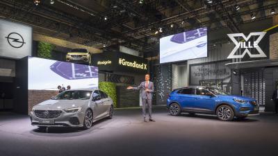Opel-Jahresrückblick 2017: Doppelpremiere: Opel CEO Michael Lohscheller präsentiert auf der Frankfurter IAA im September den Sportler Insignia GSi und den SUV-Angreifer Grandland X