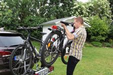 Ein Wiederholungsnummernschild mit dem amtlichen Kennzeichen des Pkw ist bei einem Fahrradträger auf der Anhängekupplung vorgeschrieben / Foto: ARCD