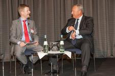 8. Kölner Gespräche: Holger Externbrink (li.), Chefredakteur von baumarktmanager, im Interview mit OBI-Chef Sergion Giroldi