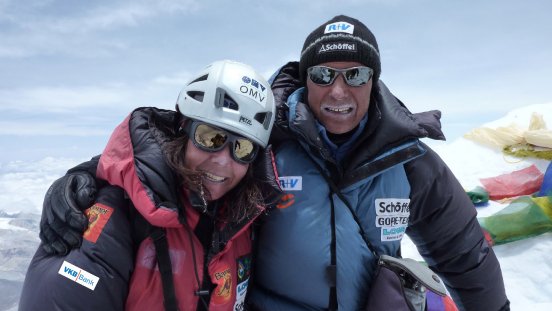 Gerlinde und Ralf freuen sich aufdem Gipfel Lhotse c R.Dujmovits.jpg