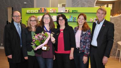 Blumen und eine Medaille für die Jungunternehmerin: Bürgermeister Michael Schrenk, Sylvia Weinhold, Geschäftsführerin Unternehmensberatung der Handwerkskammer Reutlingen, Marina Riedinger mit ihren Mitarbeiterinnen Susanne Henrich und Sabrina Stoß, Kammerpräsident Harald Herrmann (v.l.n.r.). Foto: Handwerkskammer