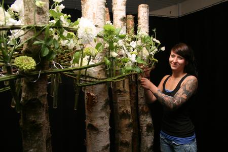 Arbeit am Objekt: Sonja Gehring aus Braunschweig an einem ihrer vier Abschlussarbeiten für die Floristmeisterprüfung. Vom 1. bis 3. Juli sind die insgesamt 40 floralen Werke in der Justus-von-Liebig-Schule zu bewundern
