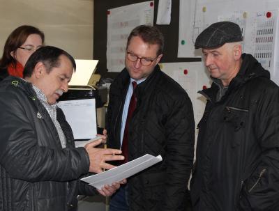 Firmeninhaber Gerhard Wahl erläutert Vizelandrat Dr. Jens Mischak die Produktionsweise von Stanzblechen. Im Hintergrund Diplom-Betriebswirtin Andrea Ortstadt (Sachgebiet Wirtschaft) und Rudolf Wolf (Beigeordneter der Gemeinde Lautertal). Foto: Vogelsbergkreis