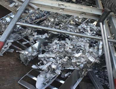 Recycling ist nicht erst seit Kurzem eines der ganz großen Themen unserer Zeit. Wir können es uns gerade in unserer Wegwerfgesellschaft nicht länger leisten, Rohstoffe nach ihrer ersten Nutzung ungenutzt zu verschrotten. Die Schrottabholung Hattingen ist darauf spezialisiert, Schrott beim Kunden abzuholen und ihn den Wiederaufbereitungsanlagen nach einer entsprechenden Vorsortierung zu überlassen. Durch diese Tätigkeit wird gewährleistet, dass die wertvollen Bestandteile des Schrotts zurück in d