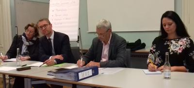 Sie konnten eine sehr erfreuliche Bilanz des ersten Vulkansommers ziehen. Das Foto zeigt von links: Andrea Ortstadt (Sachgebiet Wirtschaftsförderung in der Kreisverwaltung), Erster Kreisbeigeordneter Dr. Jens Mischak, Direktor Lothar R. Behounek (Landesmusikakademie Hessen mit Sitz in Schlitz) und Rebecca Mihm. Foto: Erich Ruhl-Bady