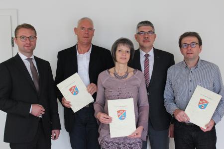 Landrat Manfred Görig (Zweiter von rechts) und Erster Kreisbeigeordneter Dr. Jens Mischak (links) zeichnen Oliver Kurland, Karin Günther und Karl-Heinz Schäfer (von links) für ihre langjährige Mitarbeit in der Verwaltung aus / Foto: Sabine Galle-Schäfer/Vogelsbergkreis