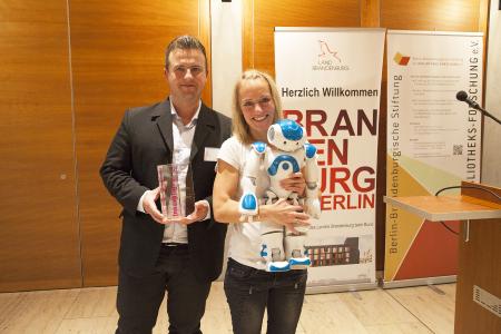 Wildaus stellvertretender Bürgermeister, Marc Anders, und Janine Breßler vom RoboticLab der TH Wildau freuen sich über die Auszeichnung , Fotograf / Quelle:TH Wildau / Henning Wiechers