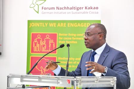 Côte d’Ivoire will das Thema Waldschutz konsequent angehen, das bekräftigte der Direktor im Forstministerium, Jérôme Aké, bei einer Veranstaltung des Forum Nachhaltiger Kakao in Köln. Bis zu 20 Prozent Waldanteil sollen auf lange Sicht wieder erreicht werden © Forum Nachhaltiger Kakao/A. Köhring