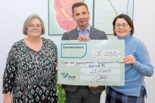 Friederike Fellmann, Christian Hilgendorf und Elvira Schneider bei der Scheckübergabe (v.l.n.r.) / Bildquelle: Markus Kümmerle, Städtisches Klinikum Karlsruhe