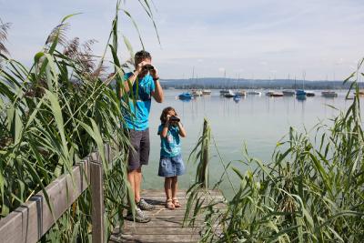 Natur erfahren: Bei Vogelexkursionen mit dem Fernglas gehen kleine und große Gäste auf Tuchfühlung mit der Tierwelt am Untersee / Bildnachweis: REGIO Konstanz-Bodensee-Hegau e.V.