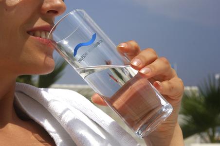 Natriumhaltiges Heilwasser hilft, bei Hitze die Flüssigkeitsbilanz schneller auszugleichen