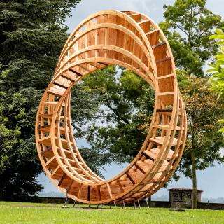 7,5 Meter hohe Skulptur im Luitpoldpark am Ufer des Bodensees in Lindau; ein hölzerner Ring in Form eines Mobiusbandes