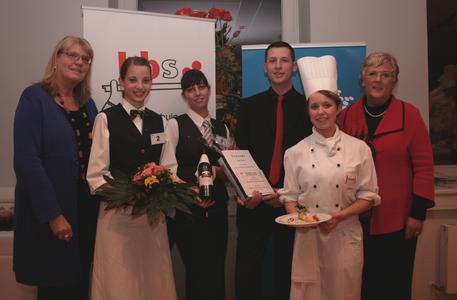 Die stellvertretende Regionspräsidentin Angelika Walther (links) und Schulleiterin Barbara Weichhold von der BBS 2 (rechts) mit den Siegerinnen und Siegern des "Preises des Präsidenten der Region Hannover": Lisa-Marie Pröve (20, 2. v.r.)