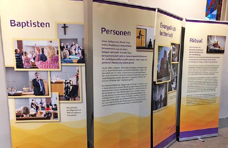 Ausstellungstafeln zur interreligiösen Ausstellung im Rogate-Kloster Berlin