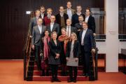V.l.n.r.: Max Wagner (München), Matthias Naske (Wien), Stephan Gehmacher (Luxemburg), Ilona Jarabek (Lübeck), Stephan Pauly (Frankfurt), Jörg Ehntholt (Bremen), Frauke Roth (Dresden), Christoph Lieben-Seutter (Hamburg), Ilona Schmiel (Zürich), Louwrens Langevoort (Köln), Dr. Raphael von Hoensbroech (Dortmund), Annekatrin Klepsch (Zweite Bürgermeisterin und Beigeordnete für Kultur und Tourismus Dresden), Michael Becker (Düsseldorf), Hein Mulders (Essen), Prof. Andreas Schulz (Gewandhaus Leipzig), Prof. Dr. Sebastian Nordmann (Konzerthaus Berlin) / Copyright: Oliver Killig