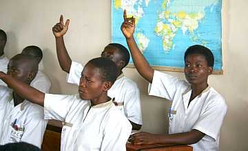 100_Burundi_junge Frauen absolvieren eine medizinsche Ausbildung Homepage.jpg
