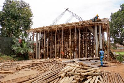 Typische Baustellenszenen in Uganda. Foto: Kunzendorf