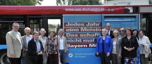 Die Mitglieder der Frauen Union Kreisverband Reutlingen und des Arbeitskreises Bildung des CDU-Kreisverbandes Reutlingen gemeinsam mit dem CDU-Bundestagskandidaten für Reutlingen, Michael Donth (links), und Hauptgeschäftsführer Dr. Joachim Eisert (6. von rechts) vor dem Imagekampagnenbus der Handwerkskammer